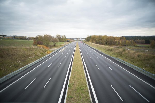Quelle est l'efficacité des murs anti-bruit végétalisés le long des autoroutes urbaines ?